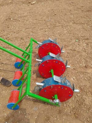 Scalpello dell'azienda agricola che coltiva distanza regolabile del seme dell'attrezzatura degli strumenti per le colline